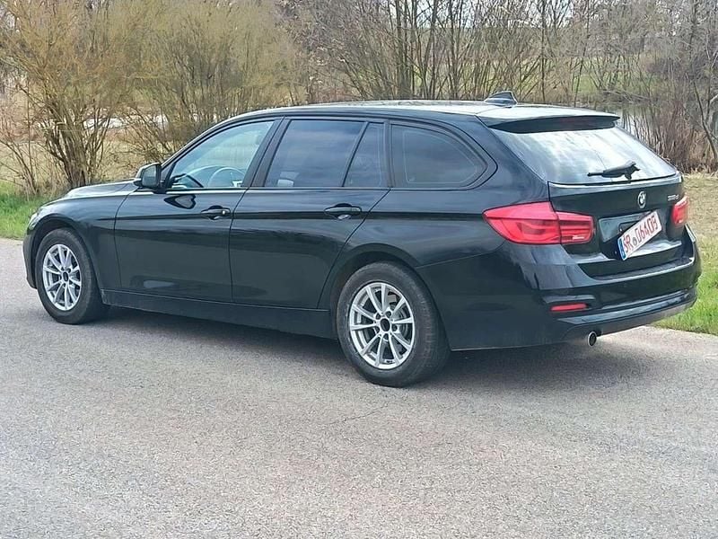 Gebraucht BMW 318 Advantage 150 PS (110 kW) 2018 Schwarz ii/bonnet fluid black Kombi