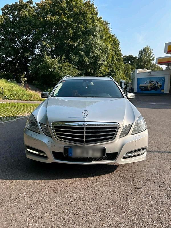 Silber Gebraucht 2011 Mercedes E250 Kombi | 12.100 € (Fairer Preis) - Bild 1/4