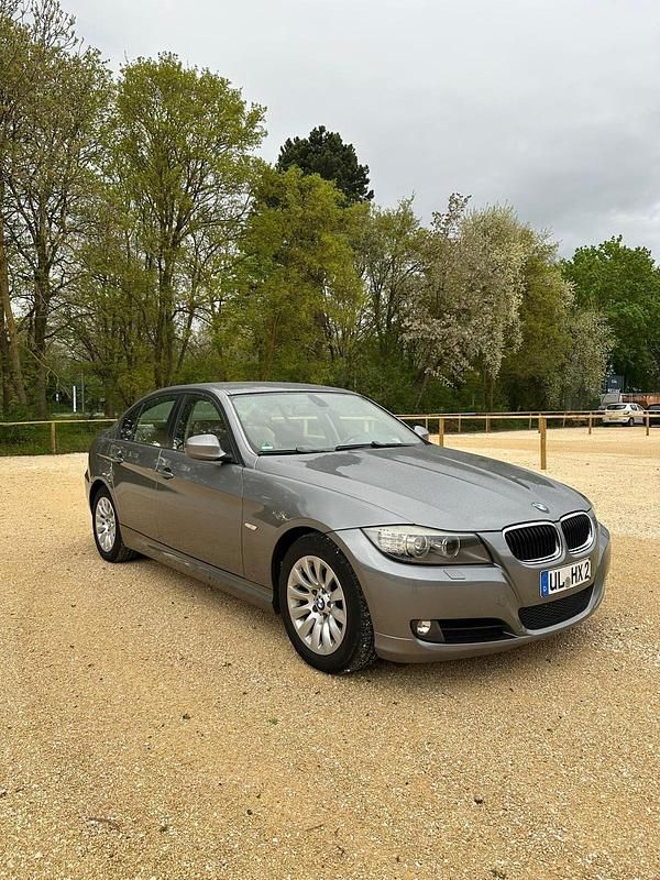 Grau Gebraucht 2009 BMW 320 Limousine | 6.500 € (Fairer Preis) - Bild 1/4