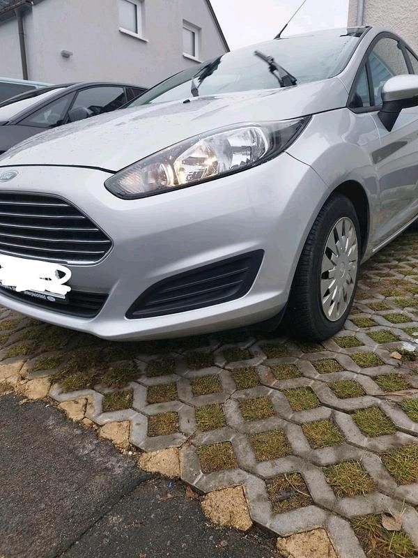 Gebraucht Ford Fiesta 95 PS (69 kW) 2015 Silber Kleinwagen