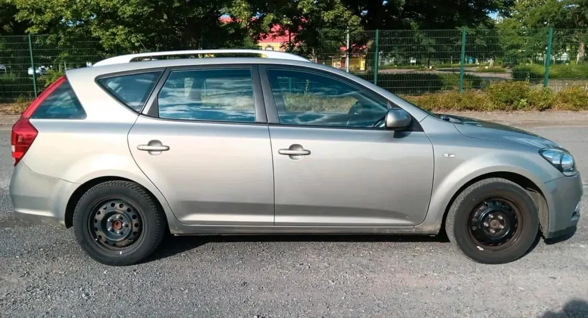 Gebraucht Kia Ceed Sportswagon 90 PS (66 kW) 2011 Silber Kombi