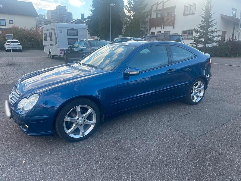 Gebraucht Mercedes C180 143 PS (105 kW) 2006 Blau Coupé