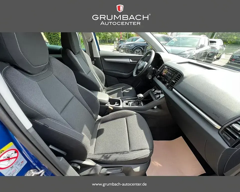 Neu Skoda Karoq Selection 150 PS (110 kW) 2026 8x8x race blue metallic SUV