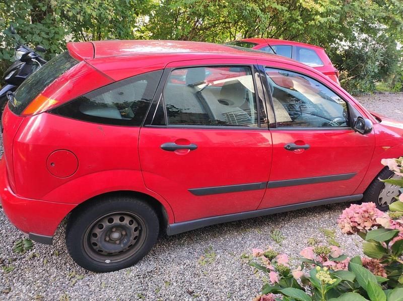 Rot Gebraucht 1999 Ford Focus Ambiente Kombi | 800 € (Fairer Preis) - Bild 1/4