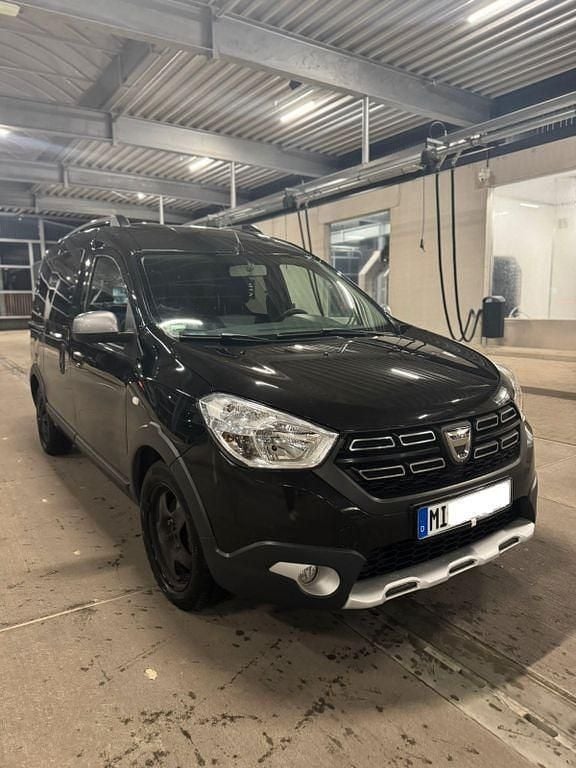 Schwarz Gebraucht 2020 Dacia Dokker Stepway Van / Kleinbus | 10.999 € (Guter Preis) - Bild 1/4