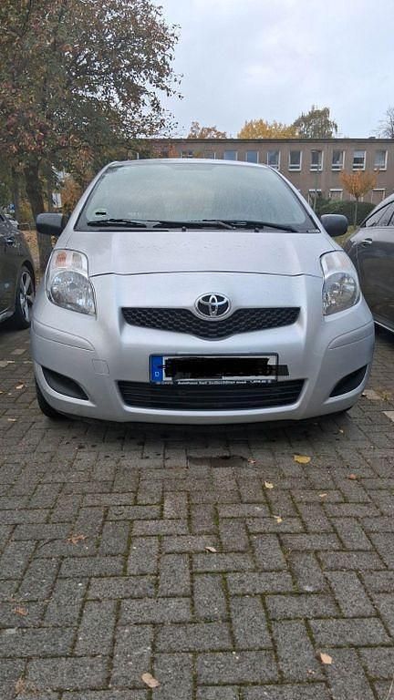 Silber Gebraucht 2009 Toyota Yaris Limousine | 3.523 € (Fairer Preis) - Bild 1/4