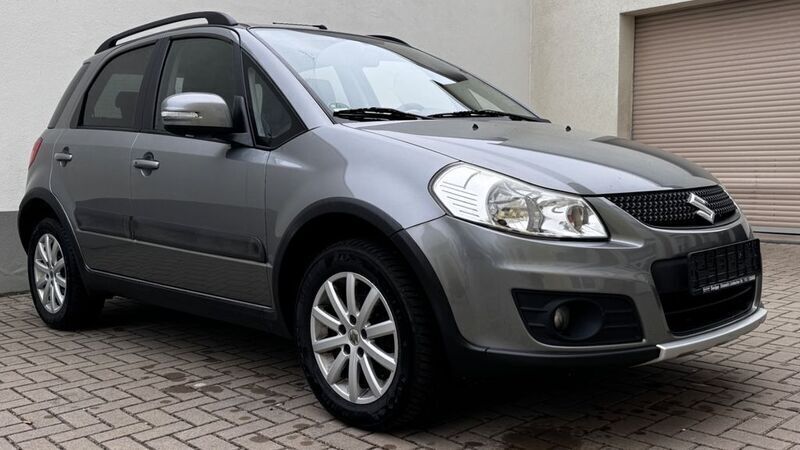 Grau Gebraucht 2012 Suzuki SX4 Style Limousine | 6.999 € (Fairer Preis) - Bild 1/4