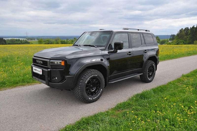 Schwarz Neu 2025 Toyota Land Cruiser SUV | 69.980 € - Bild 1/4
