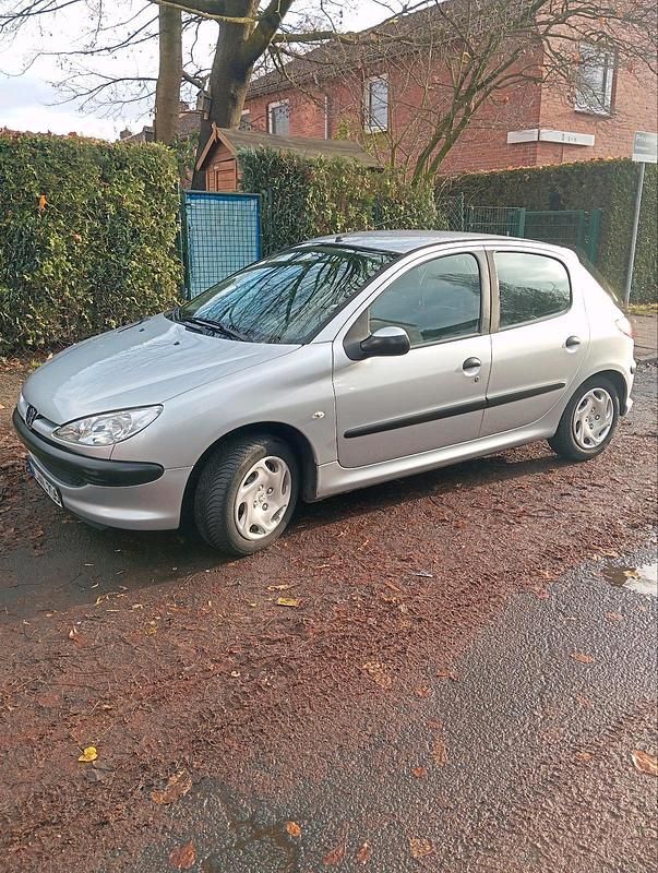 Grau Gebraucht 2010 Peugeot 206 Kleinwagen | 1.490 € (Fairer Preis) - Bild 1/4