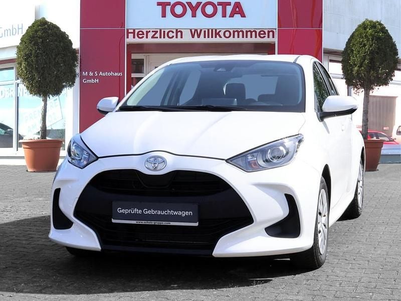 Weiß Gebraucht 2022 Toyota Yaris Basis Limousine | 12.590 € (Fairer Preis) - Bild 1/4