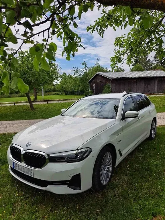 Gebraucht BMW 530e Efficient Dynamics 184 PS (135 kW) 2023 Weiß Kombi