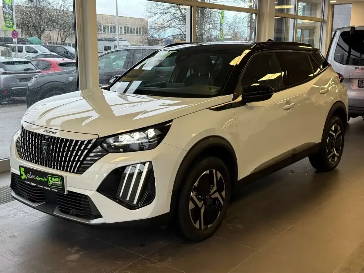 Gebraucht Peugeot 2008 GT 131 PS (96 kW) 2023 Weiss/typ aussenverkleidung me SUV
