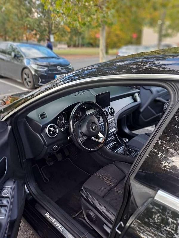 Gebraucht Mercedes CLA180 122 PS (89 kW) 2019 Schwarz Limousine