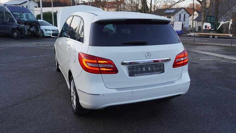 Gebraucht Mercedes B180 156 PS (114 kW) 2016 Weiß Van / Kleinbus