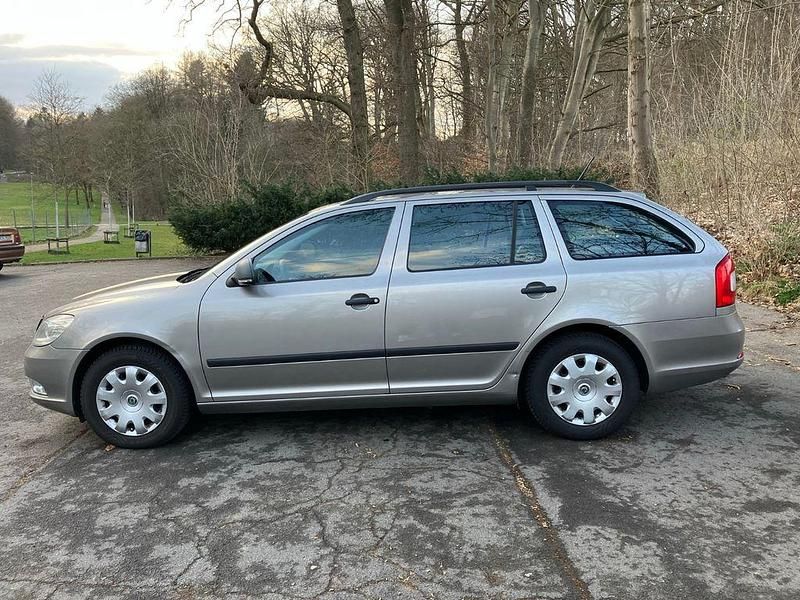 Gebraucht Skoda Octavia 122 PS (89 kW) 2013 Gelb Kombi
