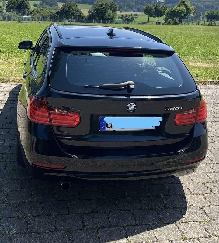Schwarz Gebraucht 2015 BMW 320 Kombi | 16.300 € (Fairer Preis) - Bild 1/4
