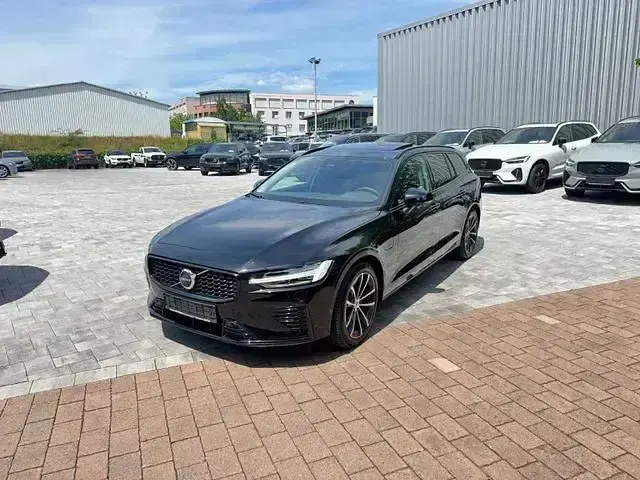 Gebraucht Volvo V60 Plus 253 PS (186 kW) 2023 Black stone Kombi