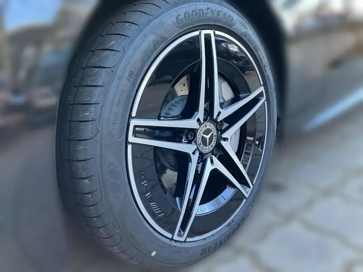 Gebraucht Mercedes C300e AMG 313 PS (230 kW) 2025 Metalliclack obsidianschwarz Kombi