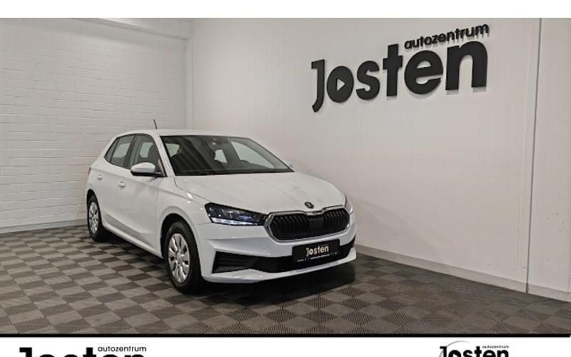 Weiß (moonweiss metallic) Gebraucht 2022 Skoda Fabia Active Limousine | 12.980 € (Fairer Preis) - Bild 1/4