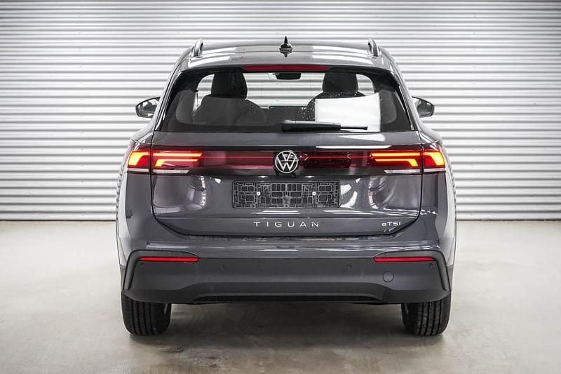Neu VW Tiguan Basis 131 PS (96 kW) 2025 Delfingrau metallic (b0) SUV