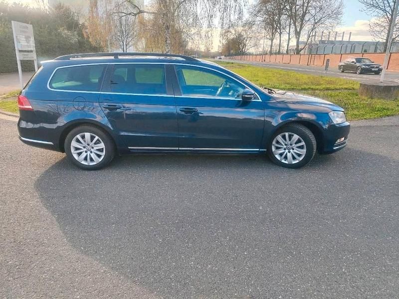 Gebraucht VW Passat 105 PS (77 kW) 2013 Blau Kombi