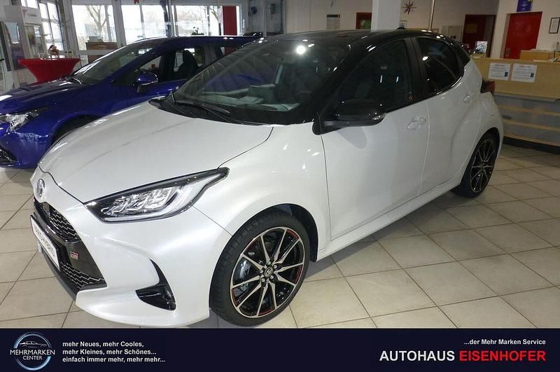 Weiß Gebraucht 2024 Toyota Yaris Sport Limousine | 27.260 € - Bild 1/4