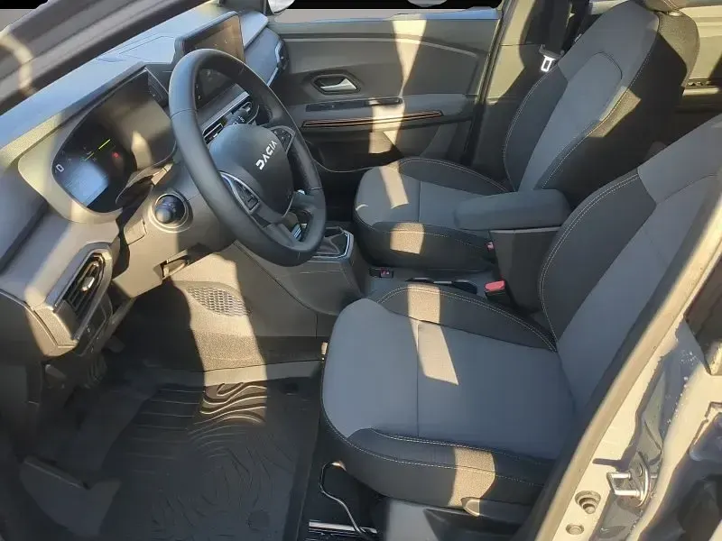 Neu Dacia Jogger Extreme 141 PS (103 kW) 2025 Grau Van / Kleinbus