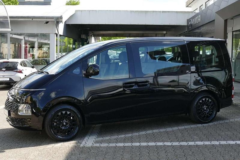 Abyss black Gebraucht 2024 Hyundai Staria Trend Van | 45.590 € (Teuer) - Bild 1/4