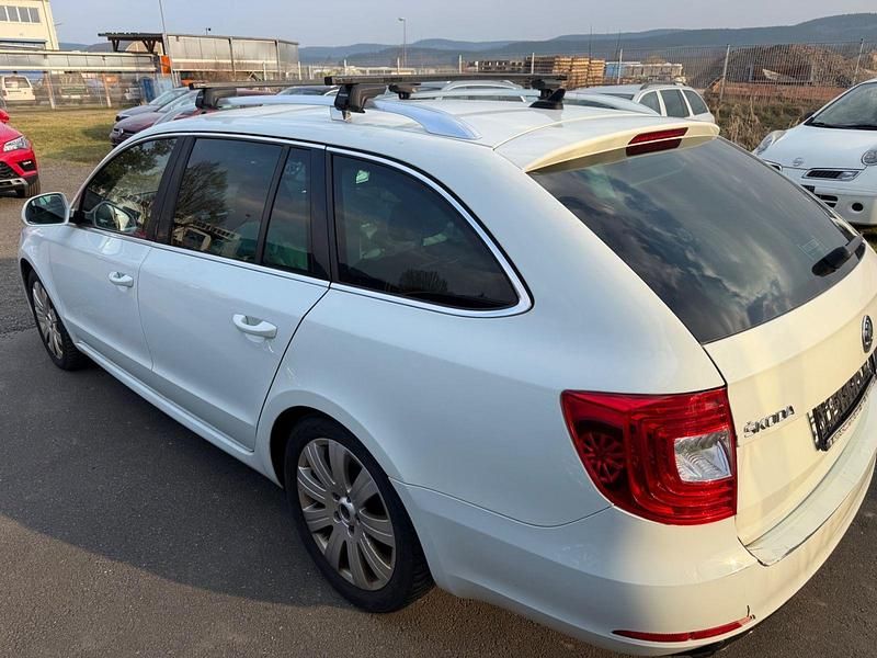 Gebraucht Skoda Superb Ambition 140 PS (102 kW) 2015 Weiß Kombi