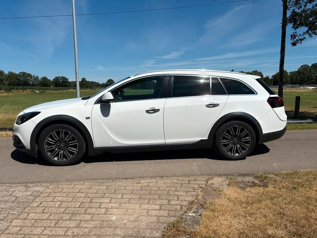 Gebraucht Opel Insignia Country Tourer 163 PS (119 kW) 2014 Weiß Kombi