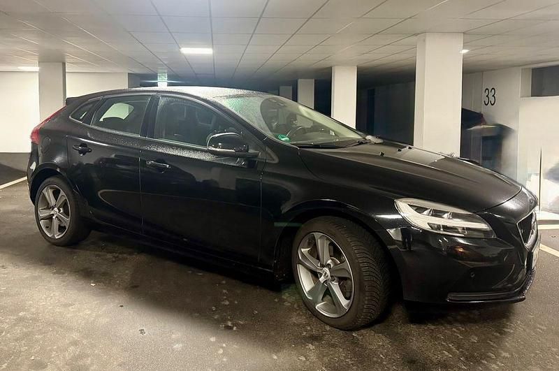 Schwarz Gebraucht 2019 Volvo V40 Momentum Limousine | 14.999 € (Fairer Preis) - Bild 1/4