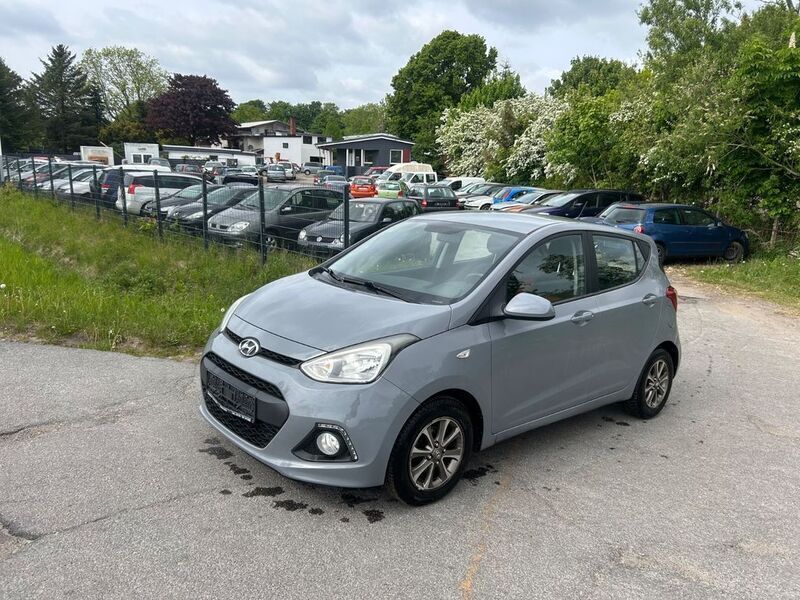 Grau Gebraucht 2015 Hyundai i10 Edition Kleinwagen | 4.899 € (Fairer Preis) - Bild 1/4
