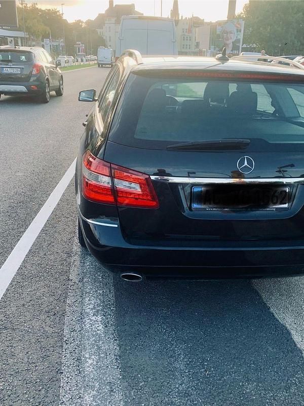 Schwarz Gebraucht 2010 Mercedes E350 Elegance Kombi | 5.000 € (Superpreis) - Bild 1/4