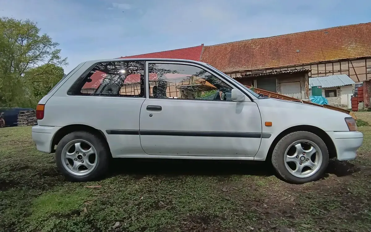Gebraucht Toyota Starlet 75 PS (55 kW) 1990 Weiß Kleinwagen