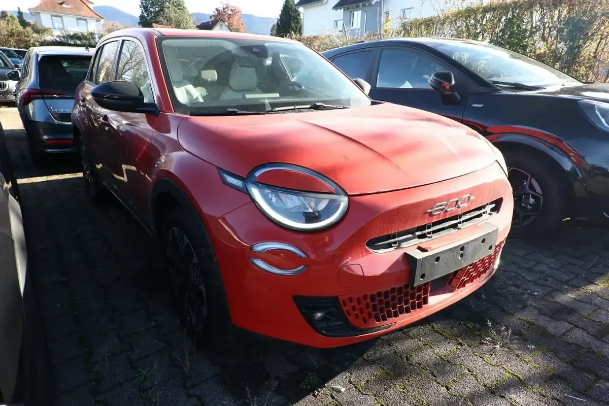 Neu Fiat 600 La Prima 114 kW (156 PS) 2025 Sun of italy orange metallic SUV