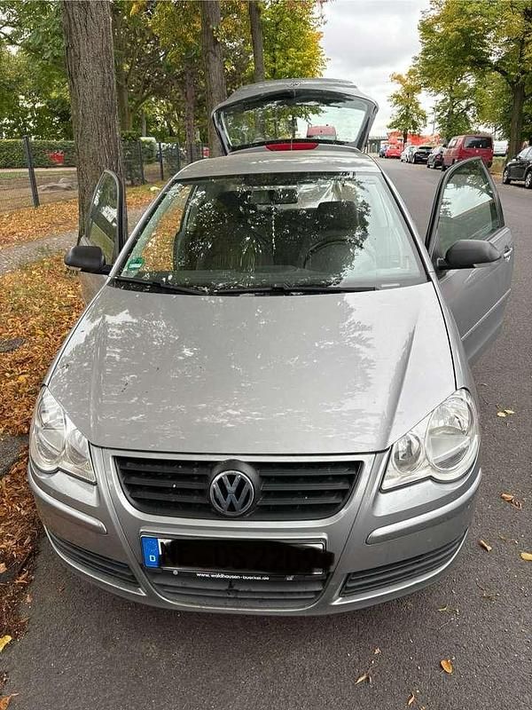 Silber Gebraucht 2009 VW Polo Comfortline Limousine | 2.500 € (Guter Preis) - Bild 1/4