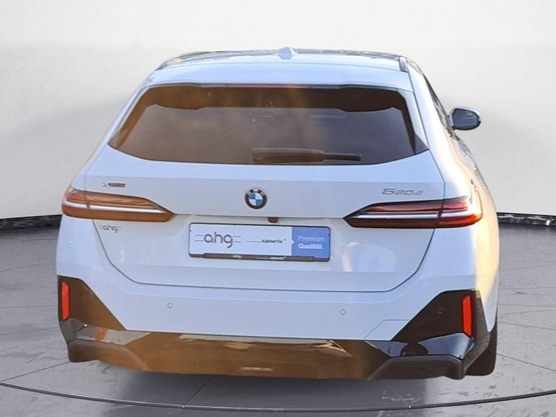 Gebraucht BMW 520 M Sport 197 PS (144 kW) 2024 Weiß Kombi