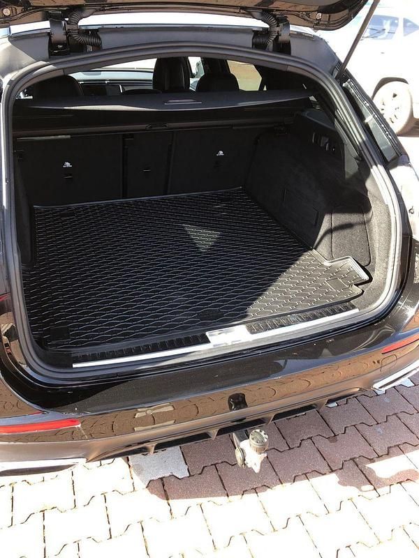 Gebraucht Mercedes E220 197 PS (144 kW) 2024 Schwarz Kombi