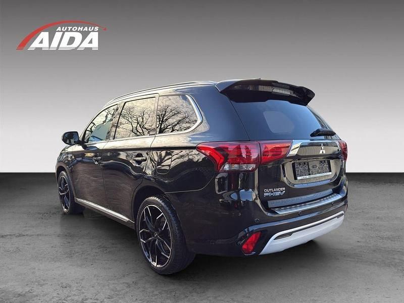 Gebraucht Mitsubishi Outlander Plus 224 PS (164 kW) 2020 Pantherschwarz SUV