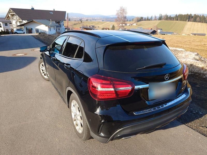 Gebraucht Mercedes GLA180 122 PS (89 kW) 2019 Schwarz SUV
