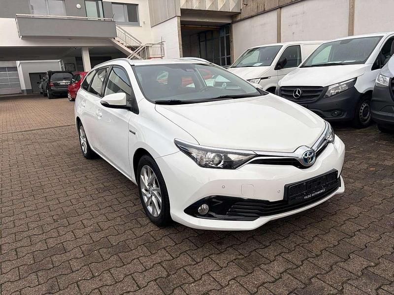 Gebraucht Toyota Auris Hybrid Comfort 99 PS (72 kW) 2018 Super (pure) white ii Kombi