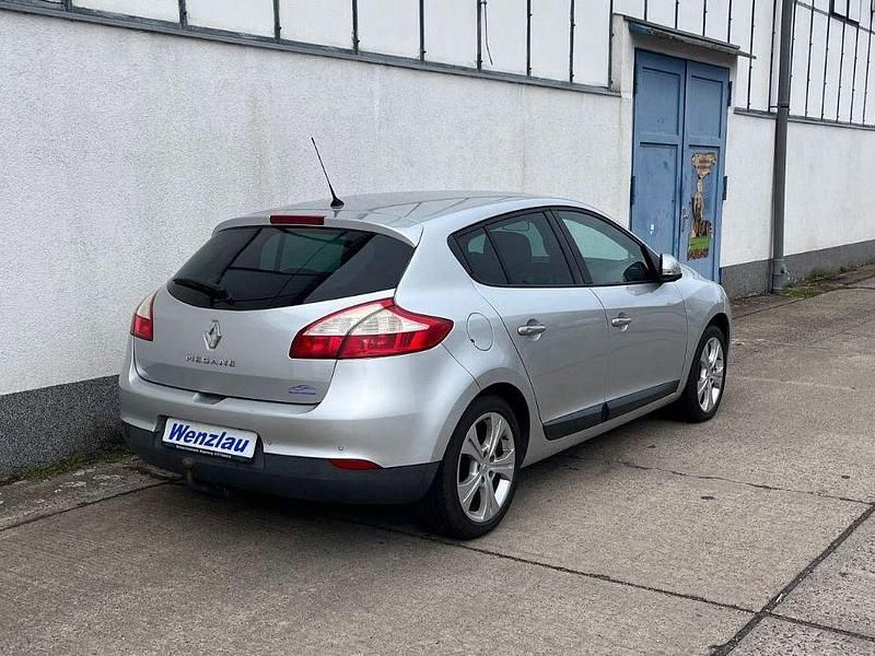 Gebraucht Renault Mégane Expression 110 PS (80 kW) 2010 Silber Limousine