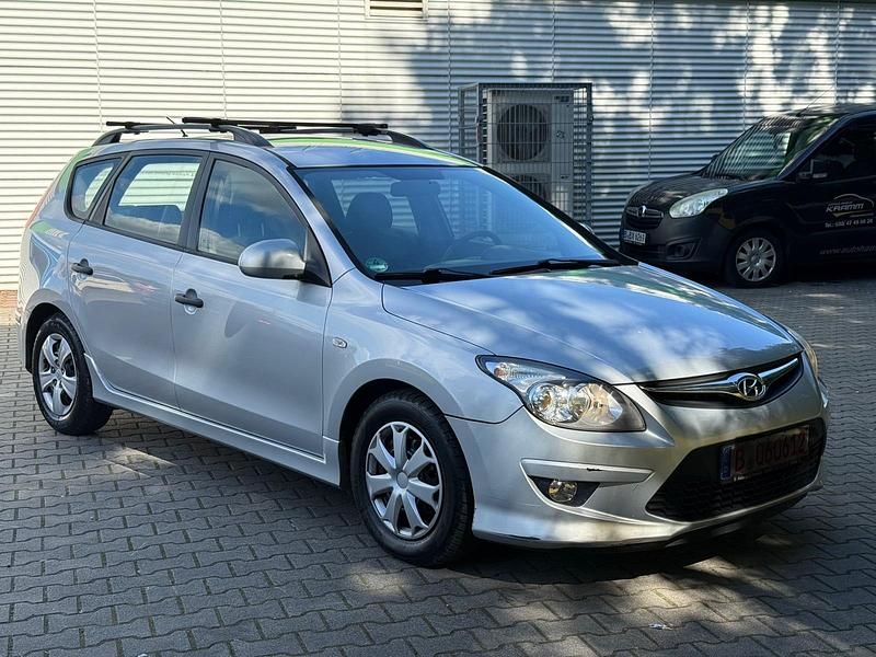 Silber Gebraucht 2011 Hyundai i30 Kombi | 2.900 € (Guter Preis) - Bild 1/4