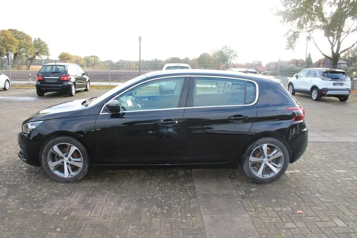 Gebraucht Peugeot 308 Allure 131 PS (96 kW) 2018 Schwarz Limousine