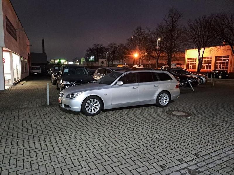 Gebraucht BMW 530 218 PS (160 kW) 2005 Silber Kombi