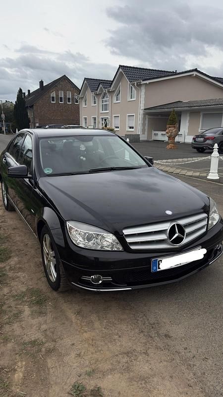 Schwarz Gebraucht 2010 Mercedes C180 Avantgarde Limousine | 7.300 € - Bild 1/4