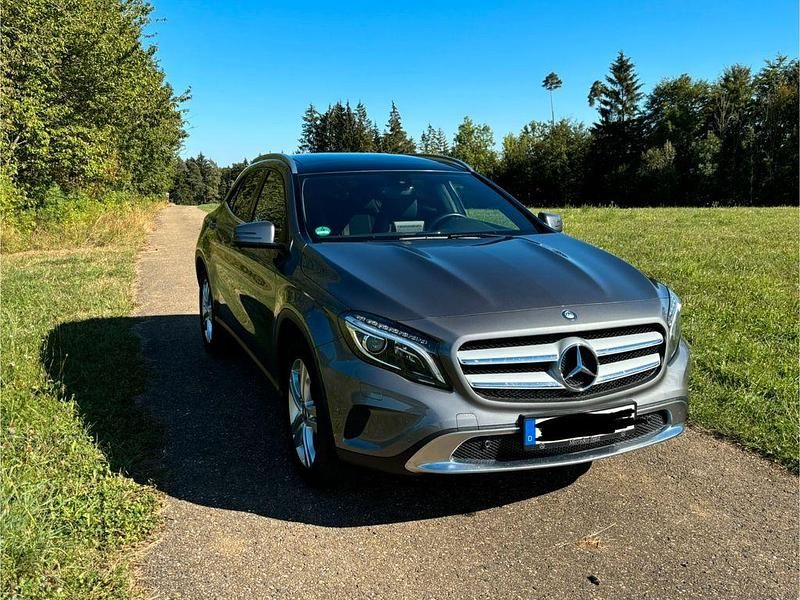 Grau Gebraucht 2016 Mercedes GLA220 SUV | 19.500 € (Fairer Preis) - Bild 1/4