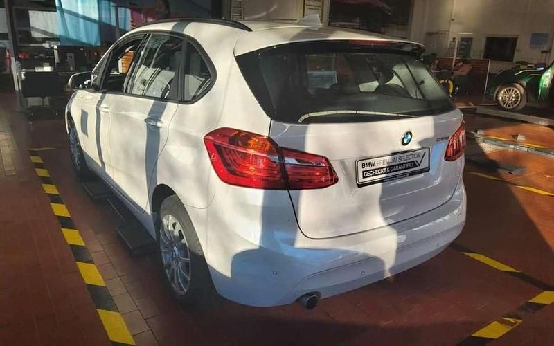 Gebraucht BMW 218 150 PS (110 kW) 2017 Mineralweiss Van / Kleinbus