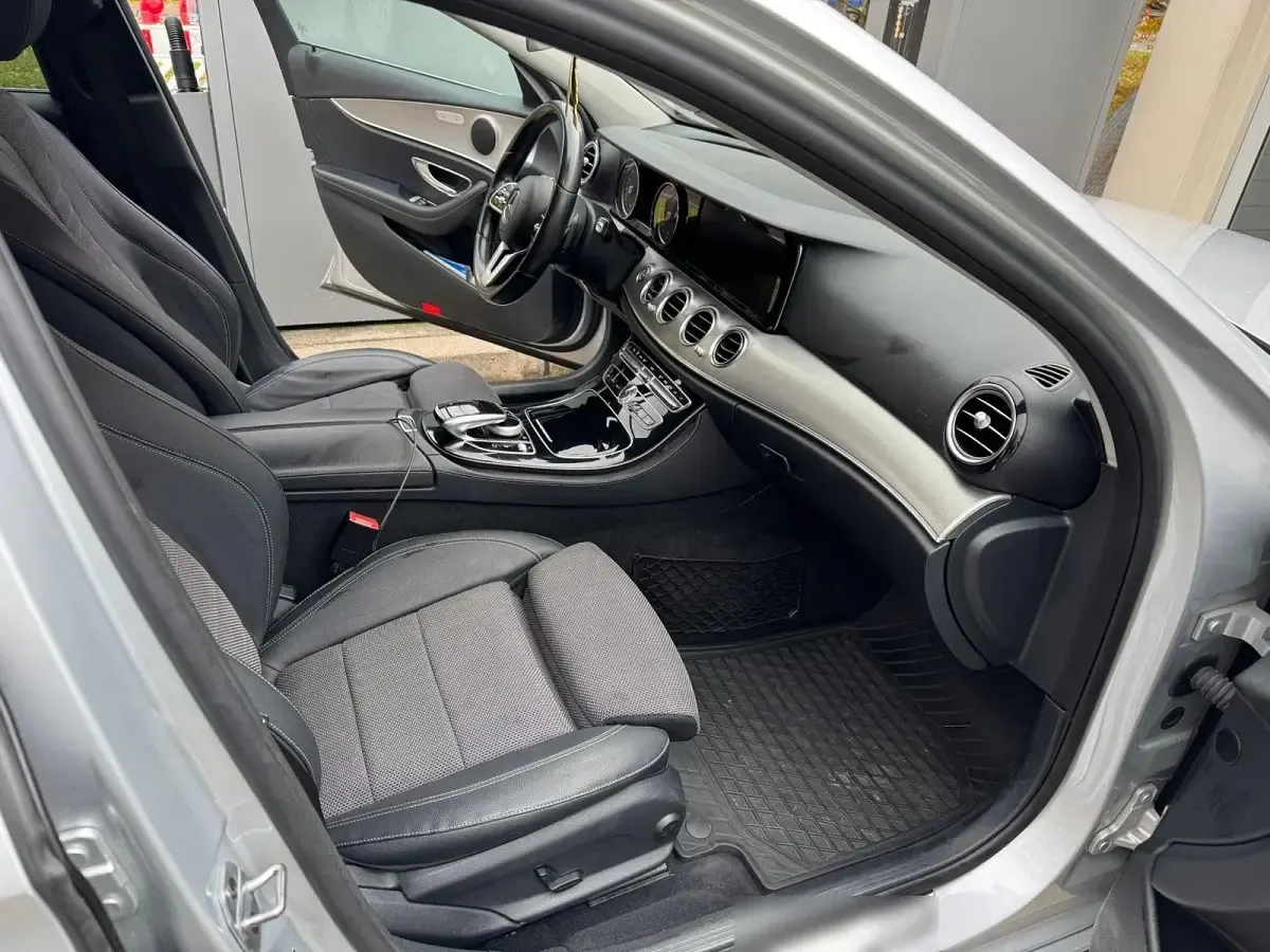 Usado Mercedes E220 194 CV (142 kW) 2019 Plateado Familiar