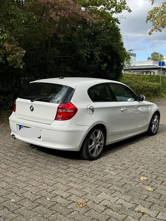 Gebraucht BMW 116 116 PS (85 kW) 2011 Weiß Kleinwagen